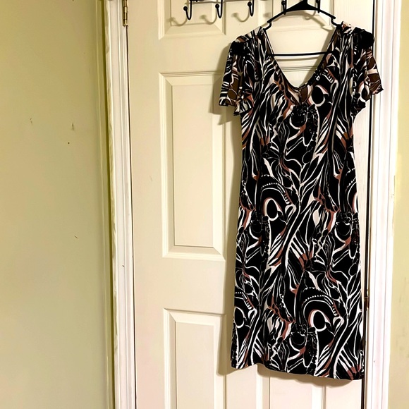 Tiana B. Dresses & Skirts - Tiana B. short sleeve midi dress for women with splits on the sleeves. Size M